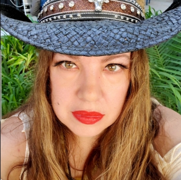 Meet your Posher, Danica - Picture 3 of 5